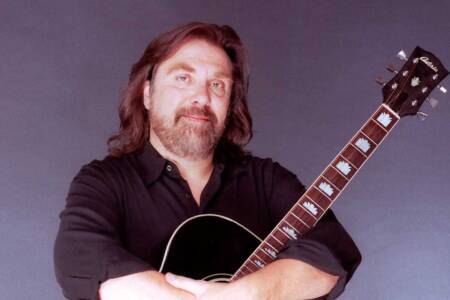 “His voice was as majestic as his stage presence.” Dr Hook frontman Dennis Locorriere dead at 76