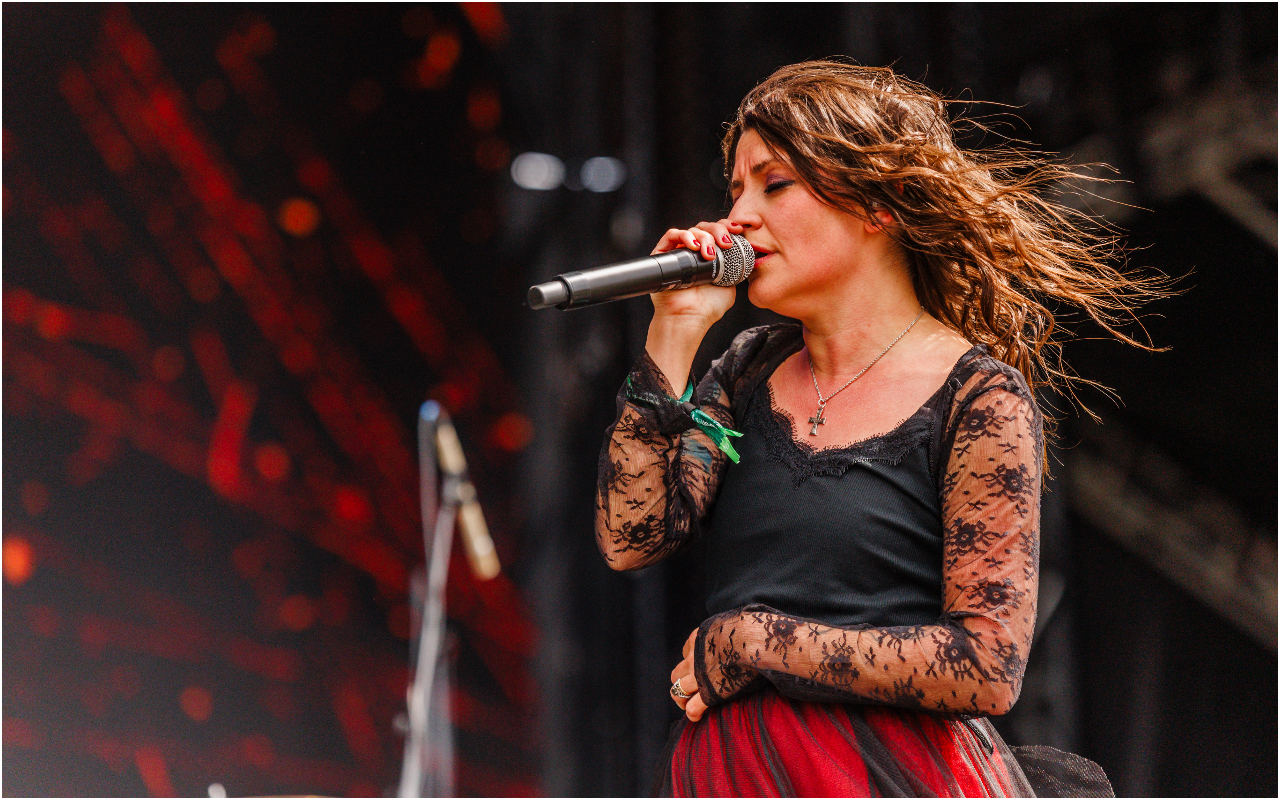 Flyleaf on stage