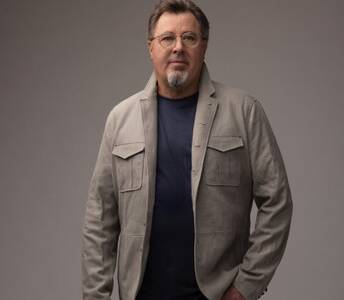 NSAI’s Nashville Songwriter Awards to Honor Vince Gill & Paul Williams