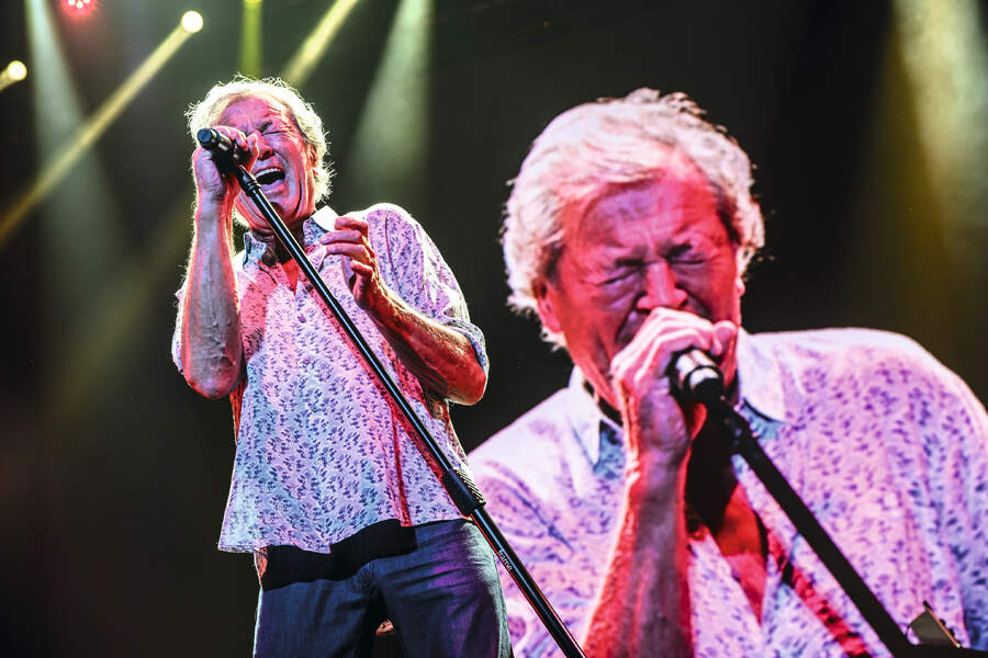 Deep Purple are in their seventh decade. They've sold 120 million albums. And they still have things to say. "There was no joy, no happiness on stage. I don't blame any one person for it, but Ithink we know who we're talking about" 18 Ian Gillan onstage