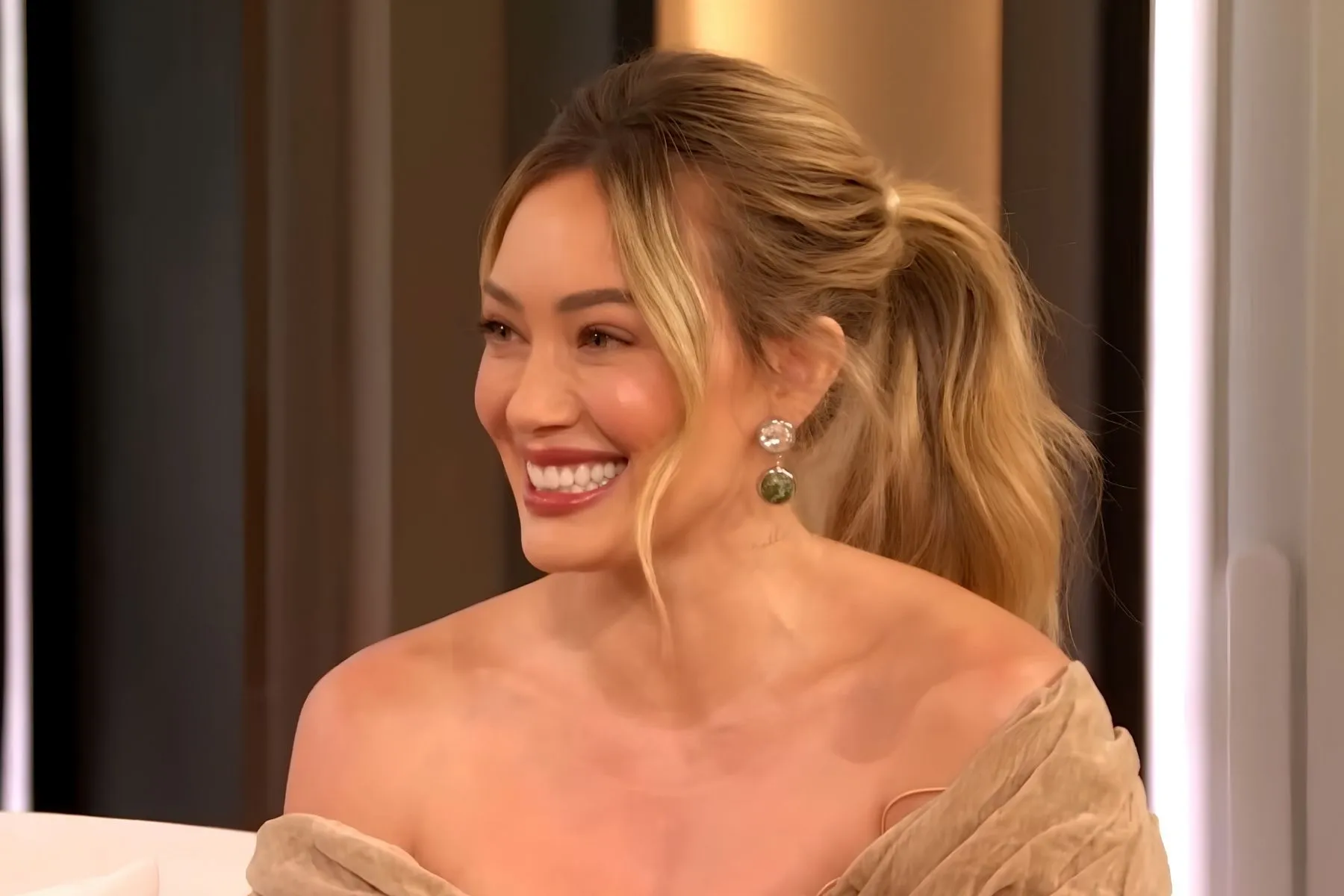 hilary duff cr drew barrymore show billboard 1800.jpg