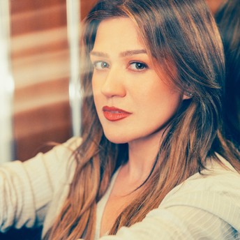 Kelly Clarkson Jokes About This ‘Perfect’ Body Part Peeking Out After a Wardrobe Malfunction During Las Vegas Show 8 kelly clarkson 60b 344x344 1