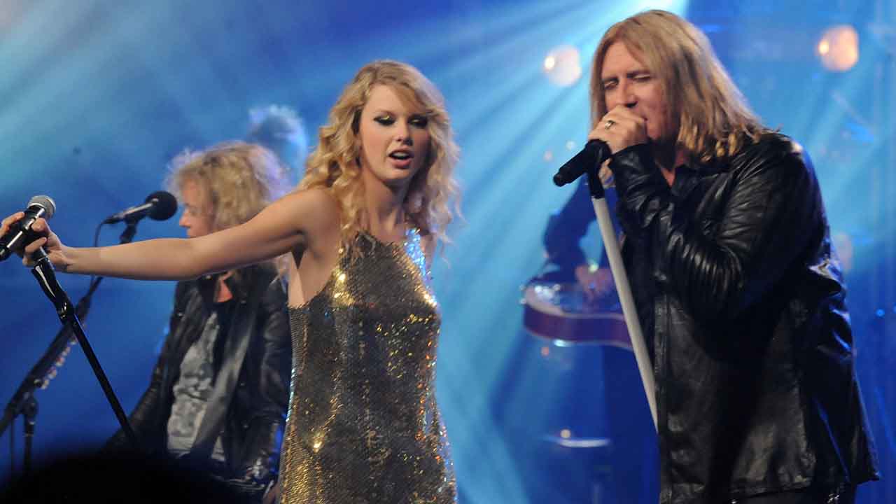 Taylor Swift performing with Joe Elliott on the US TV concert show Crossroads