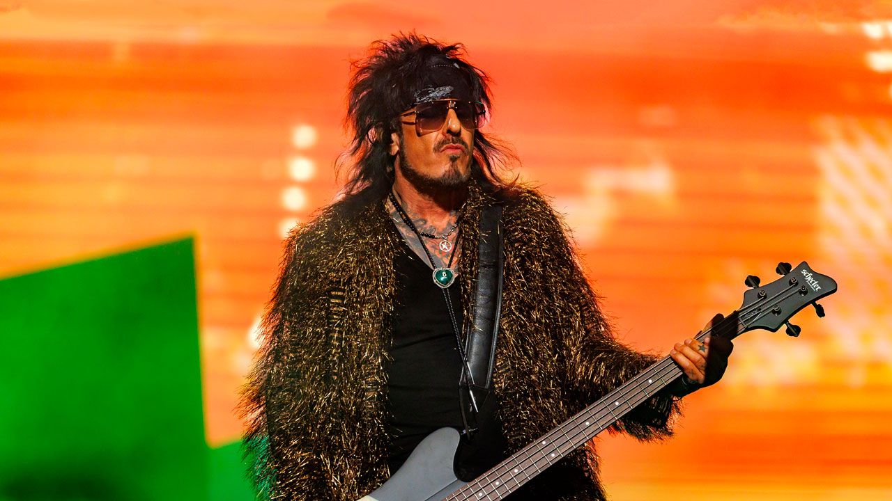 Nikki Sixx proclaims Mötley Crüe shows to be politics-free zones 3 image