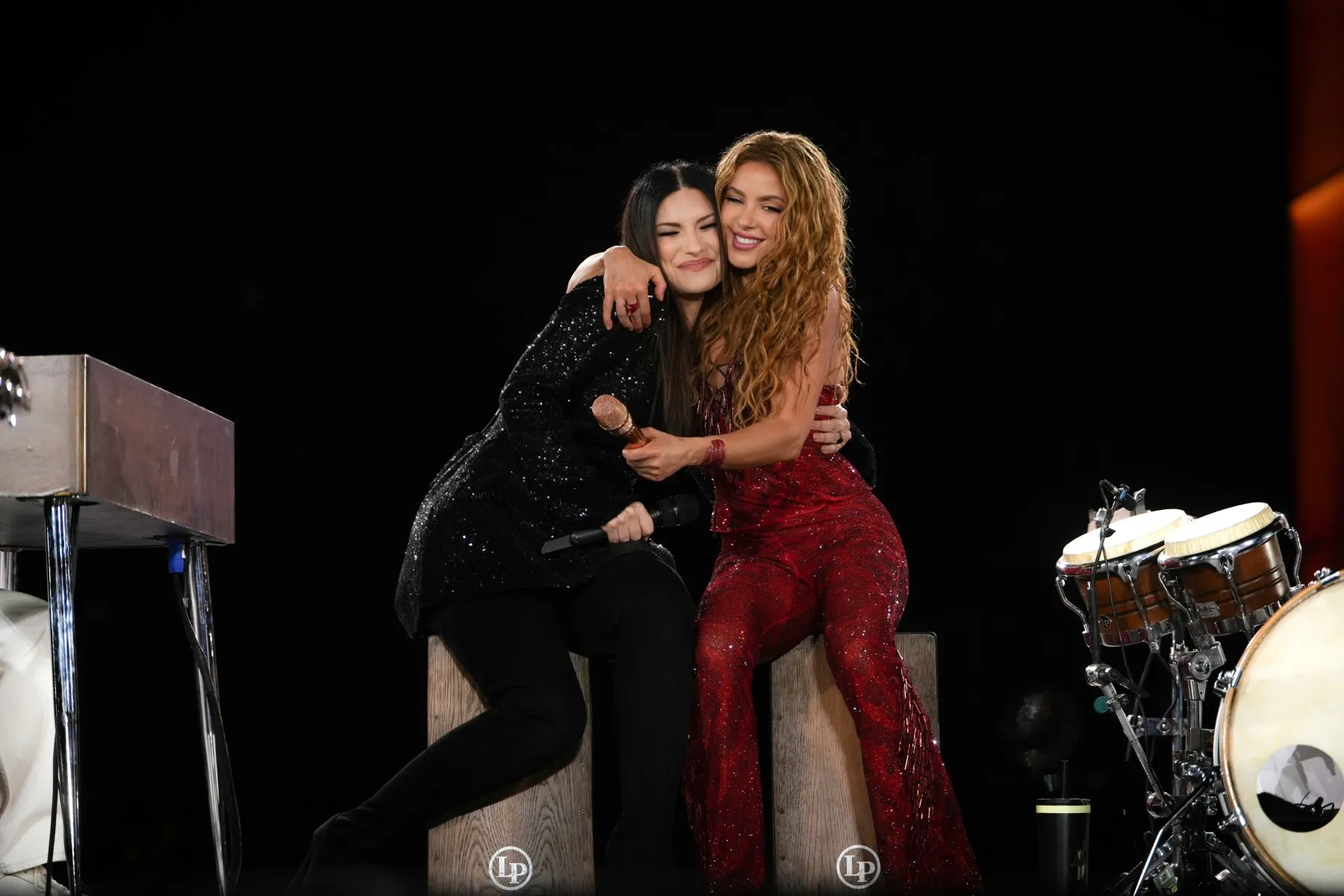 Laura Pausini Shakira Madrid cr Nicolas Loretucci billboard 1800