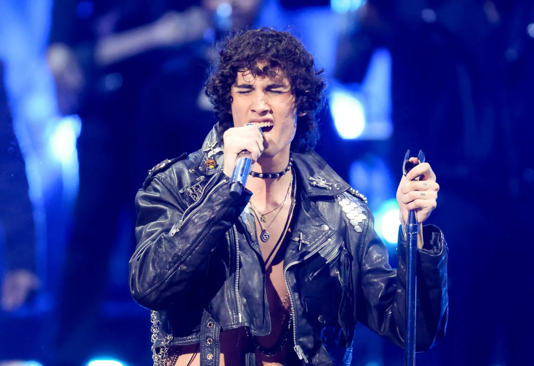 Sombr Joined by Fleetwood Mac Legend For ‘Go Your Own Way’ At L.A. Show 3 image