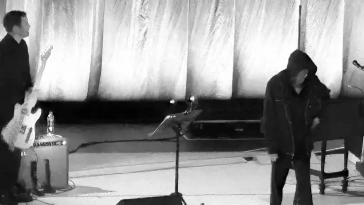 Bob Dylan Debuts Covers & Busts Out &lsquo;Tangled Up In Blue&rsquo; At European Tour Opener