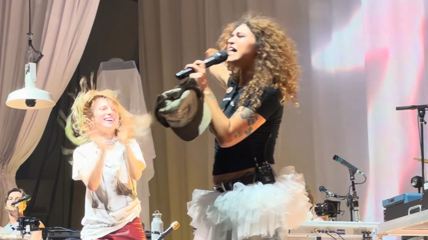 hayley williams remi wolf hollywood bowl 1200x632 1 1480x832 1