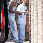 justin-hailey-bieber-hangout-friends-after-errands-03