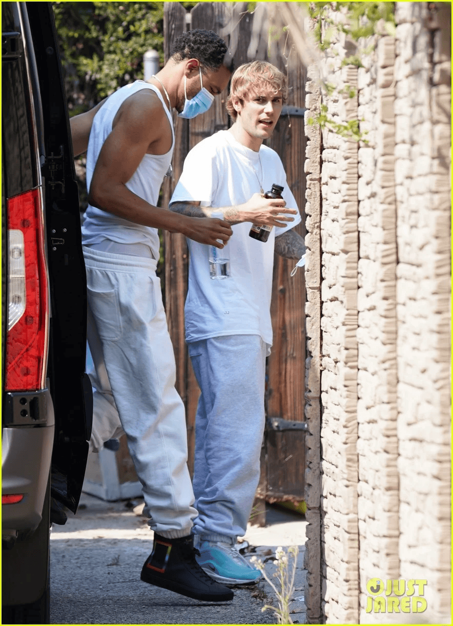 justin-hailey-bieber-hangout-friends-after-errands-03