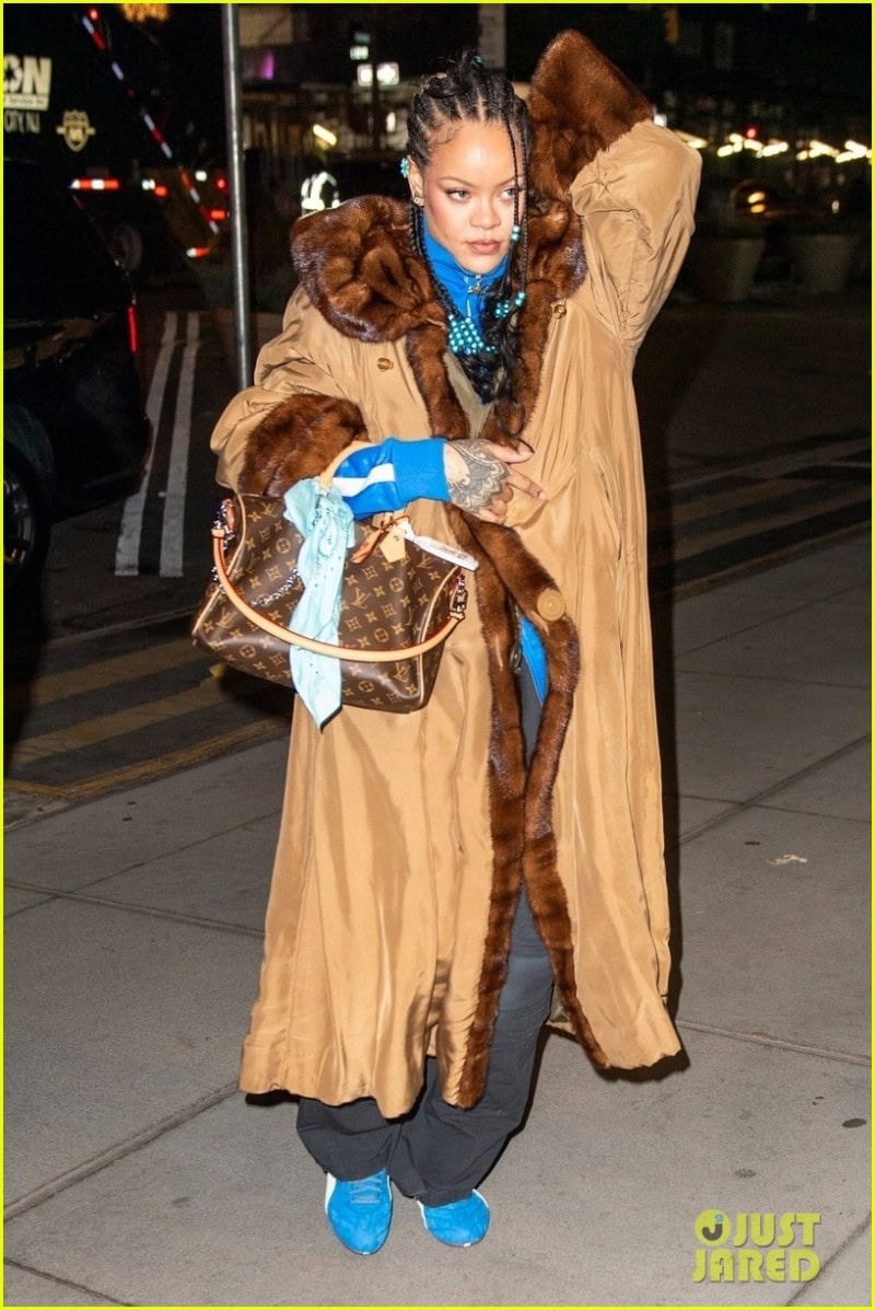 rihanna-visits-recording-studio-in-nyc-05